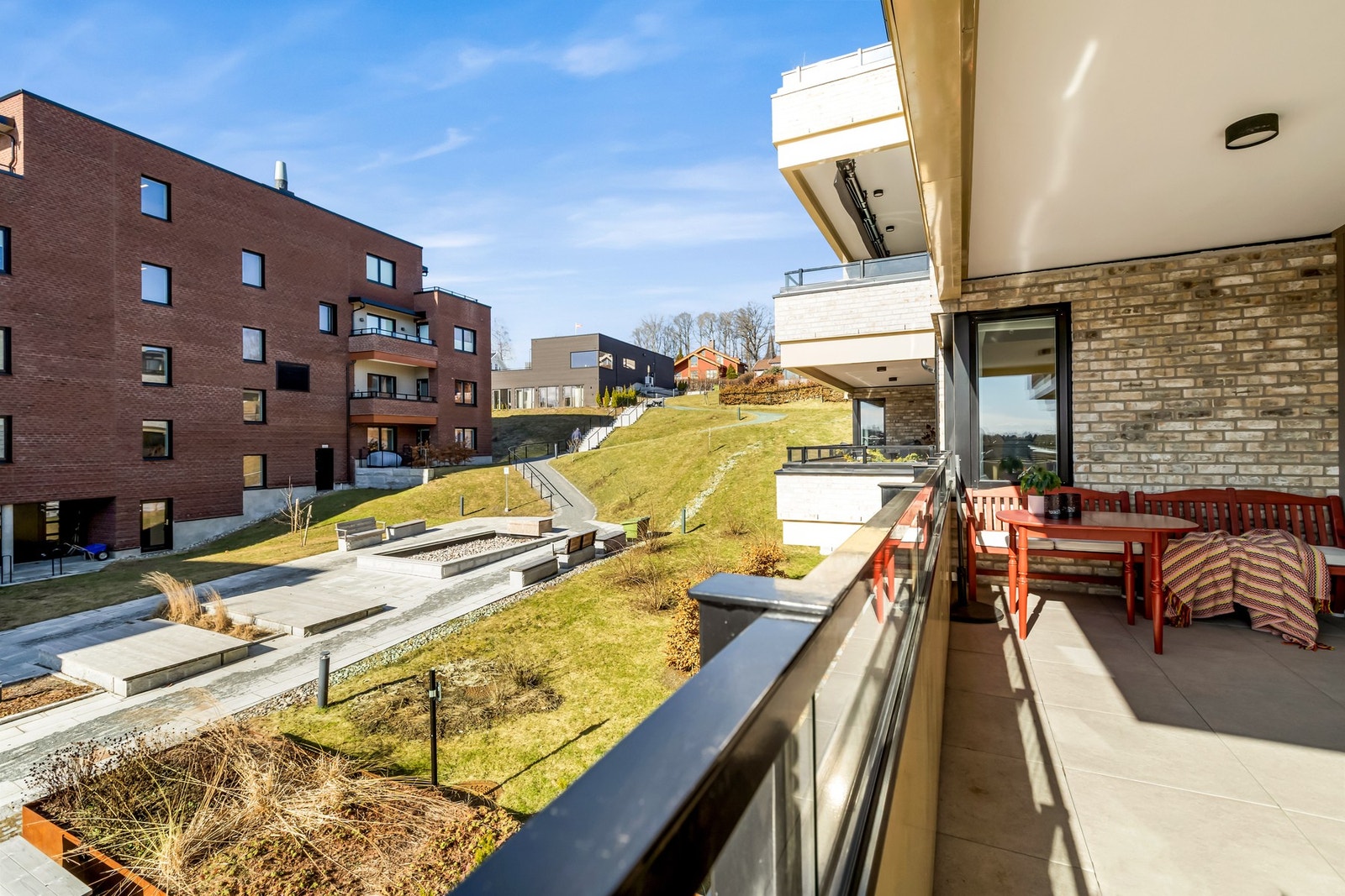 Skjermet og hyggelig uteplass som innbyr til lange sommerkvelder Galleribilde