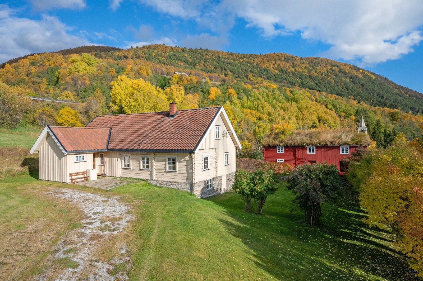 Den trivelige kårboligen ligger pent på tunet med hage rundt seg, og ble rehabilitert i 1992/93. Galleribilde