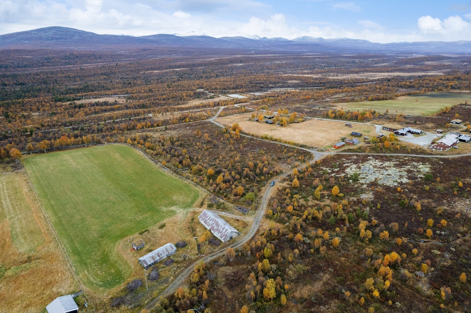Setra som hører til gården, Hjellsætre, ligger høyt og fritt ved inngangen til Dovrefjell Galleribilde