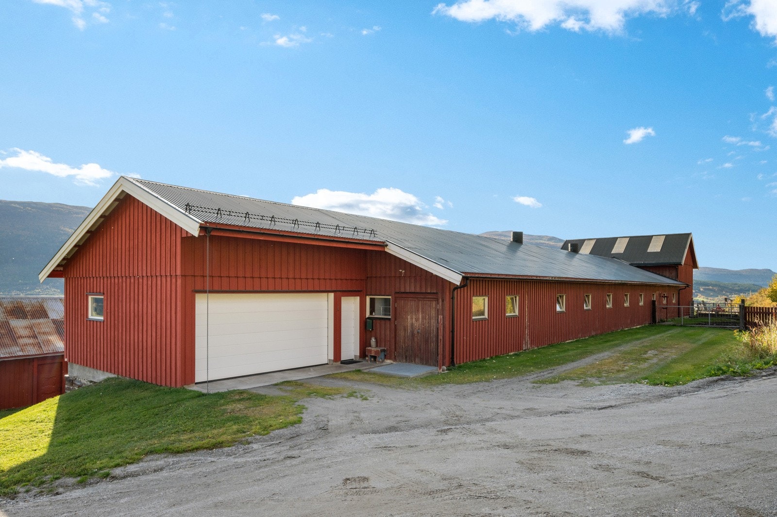 Driftsbygningen fikk tilbygget garasje i 2004, i forlengelse av fjøset Galleribilde