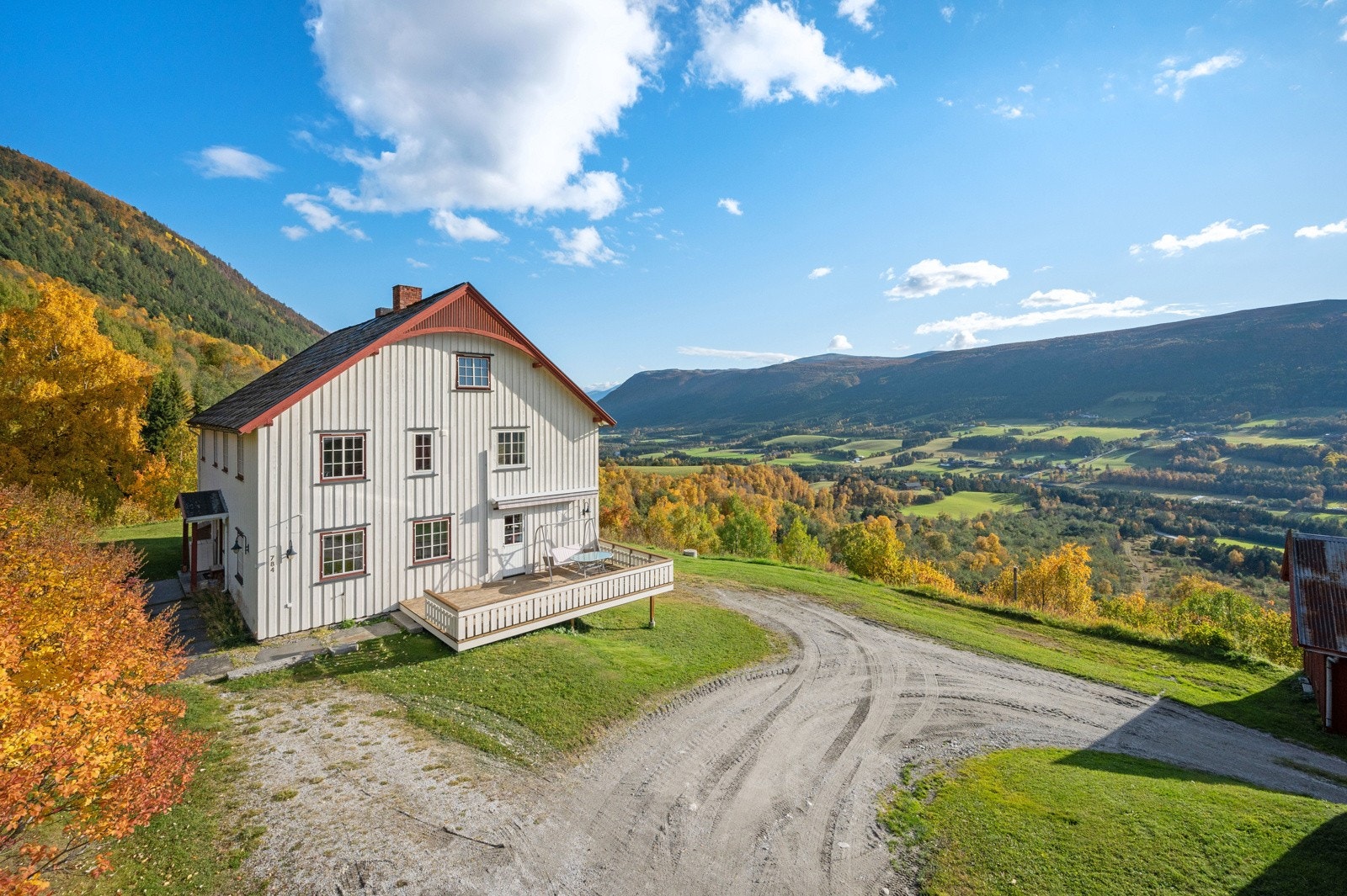Rundt boligen er det umiddelbar nærhet til flotte turområder sommer som vinter. Det medfølger jakt- og fiskerettigheter. Galleribilde