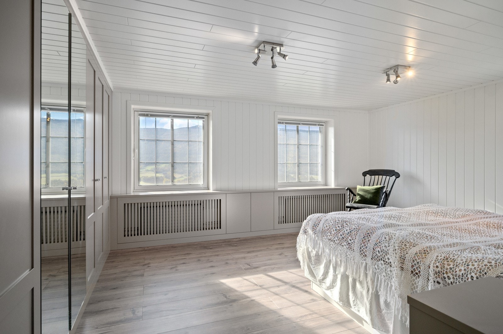 Hovedsoverommet har enstavs laminatgulv og hvitmalte panelflater. Galleribilde