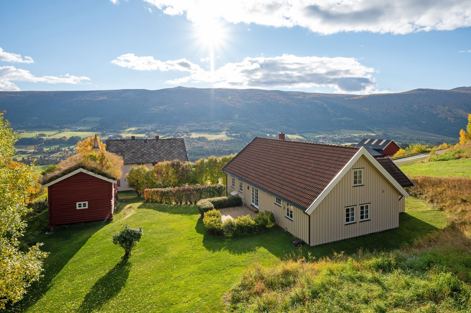 Kårboligen og våningshuset ligger praktisk plassert litt adskilt fra hverandre, begge med fine hageområder. Galleribilde