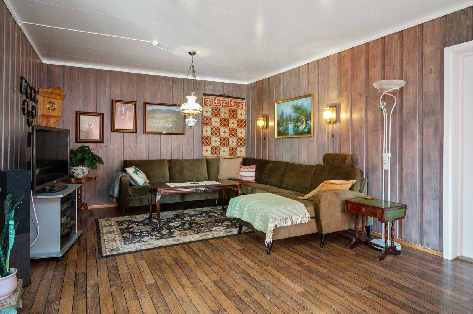 Våningshuset har tre stuer i første etasje - her kan du ha hovedstue, tv-stue og spisestue. Galleribilde