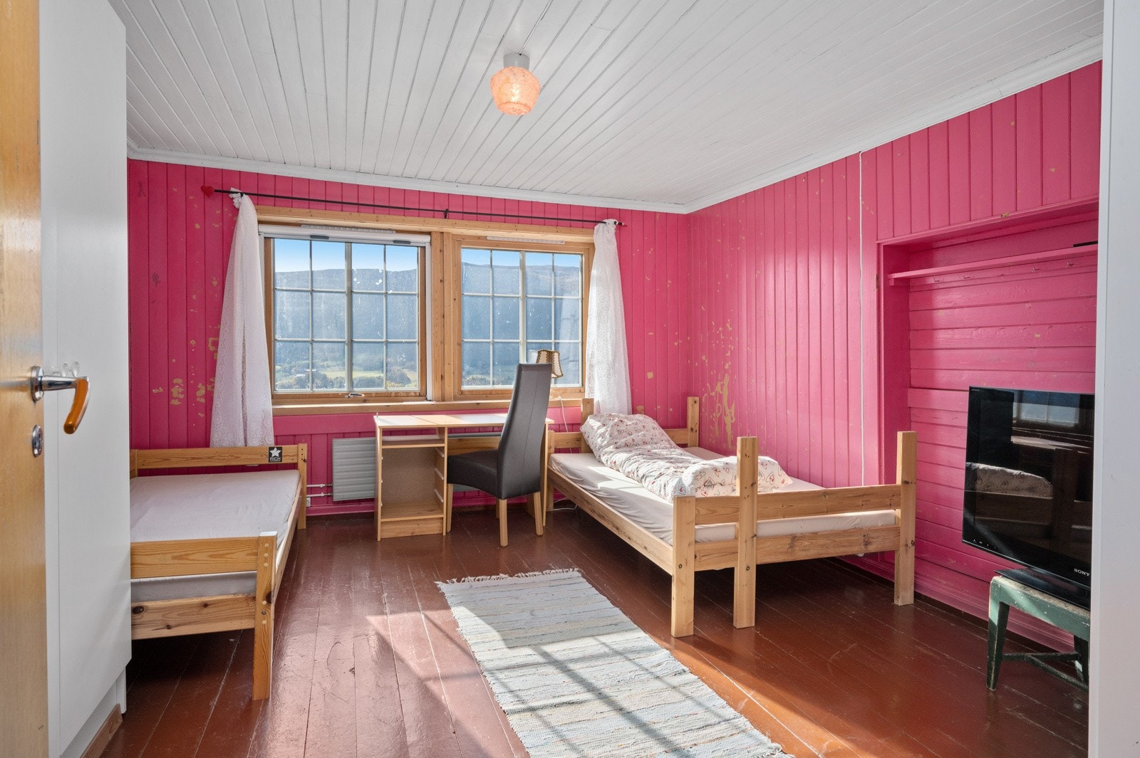 Det er bare ett soverom i våningshuset som er pusset opp, men alle er romslige med flere muligheter for innredning. Galleribilde