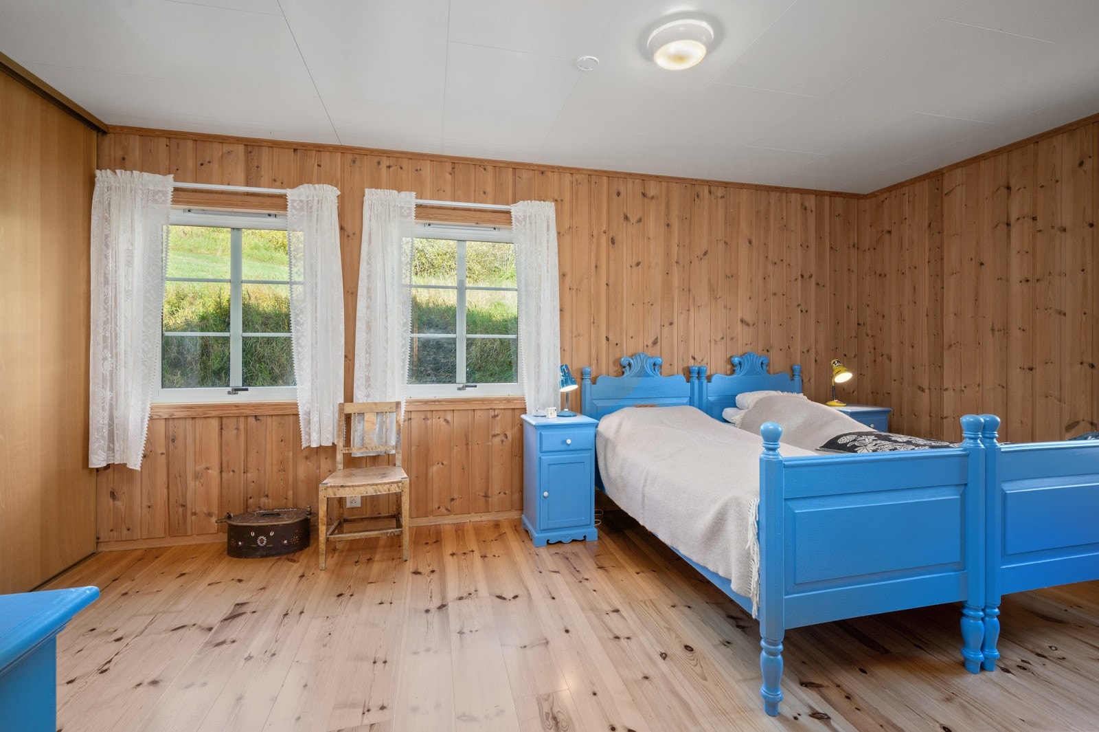 Kårboligen har tre soverom, ett i første etasje og to i andre etasje. Galleribilde