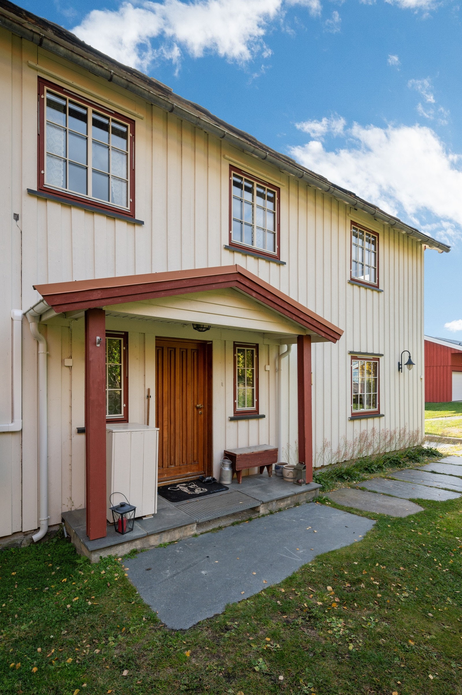 Våningshuset har overbygget inngangsparti Galleribilde