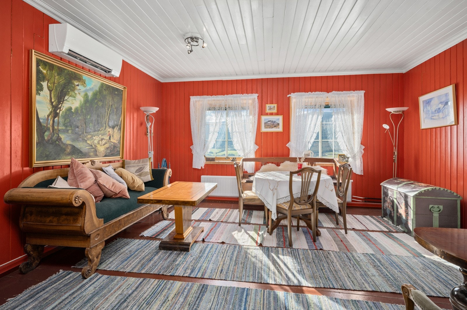 "Gammelstua" i våningshuset. Begge boligene varmes opp med elektrisitet, supplert med vedfyring og varmepumpe. Galleribilde