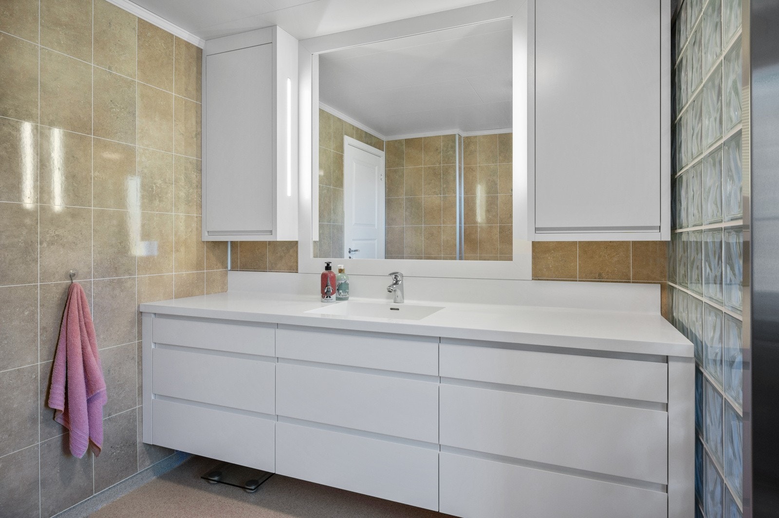 Våningshuset har bad, vaskerom og to wc-rom. Galleribilde