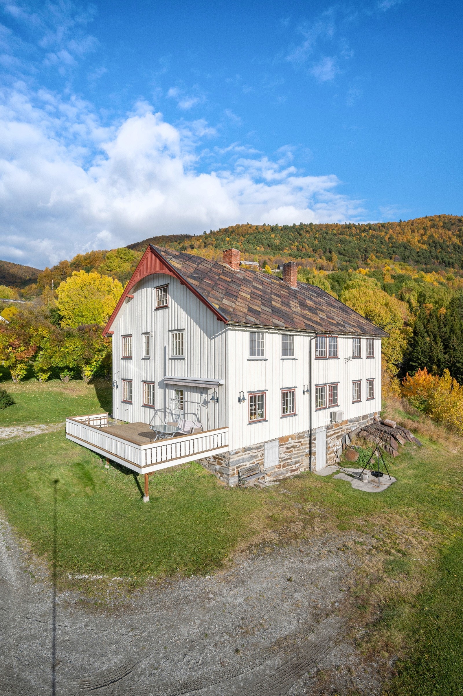 Det romslige våningshuset ligger flott plassert på tomten med vidstrakt utsikt og gode solforhold. Galleribilde