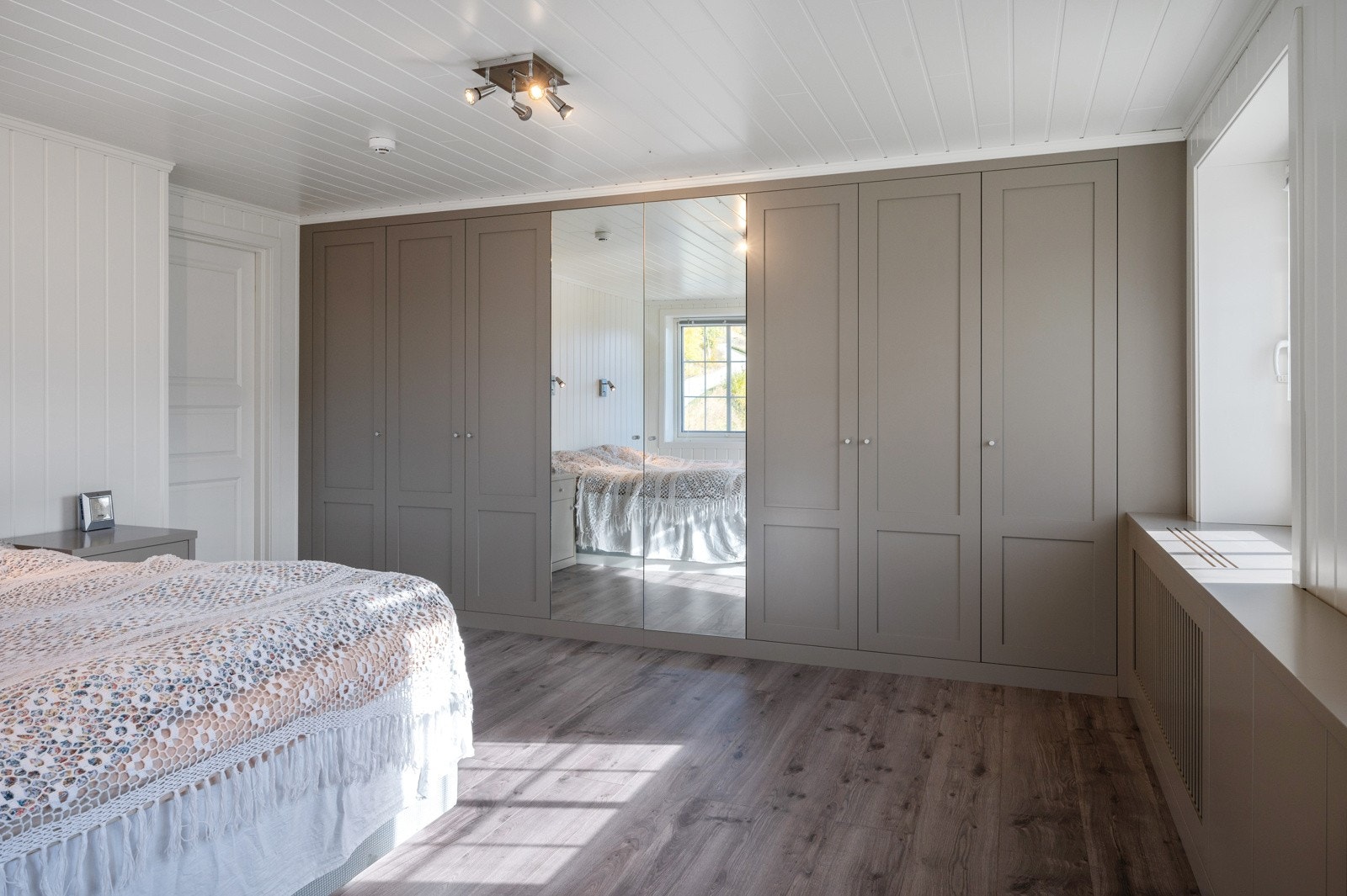 Hovedsoverommet i våningshuset ble pusset opp i 2015 og har en flott, plassbygd garderobeløsning. Galleribilde