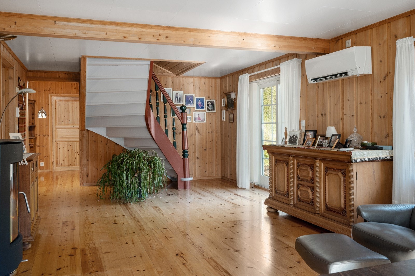 I tillegg til peisovn har stuen i kårboligen varmepumpe, noe som bidrar til en jevnere temperatur året rundt. Galleribilde