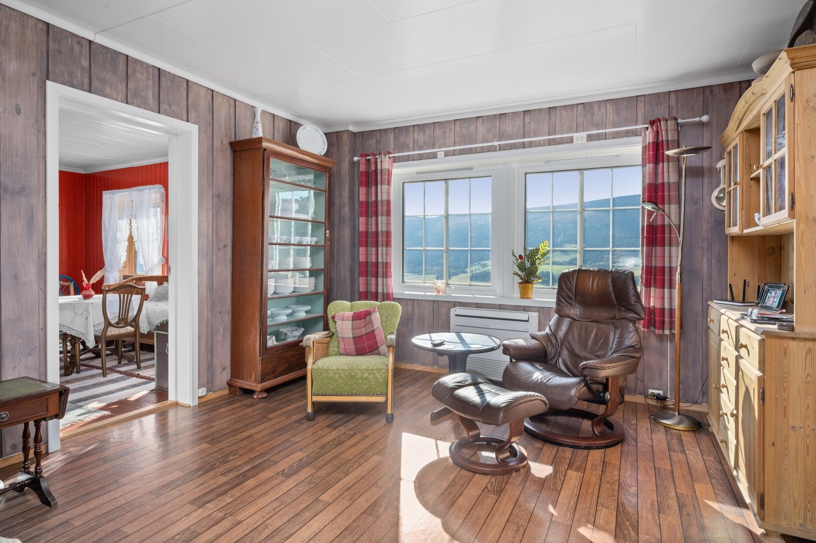 Fra våningshuset er det flott utsikt utover dalen og områdene rundt. Galleribilde