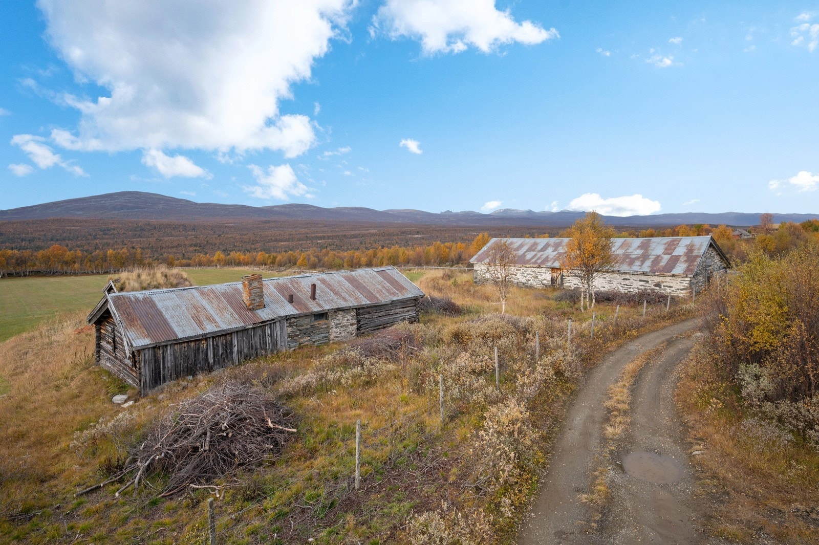 Hjellsætre ligger i en fantastisk landskap. Gården er også medeier i et felles sommerfjøs på Øian. Galleribilde