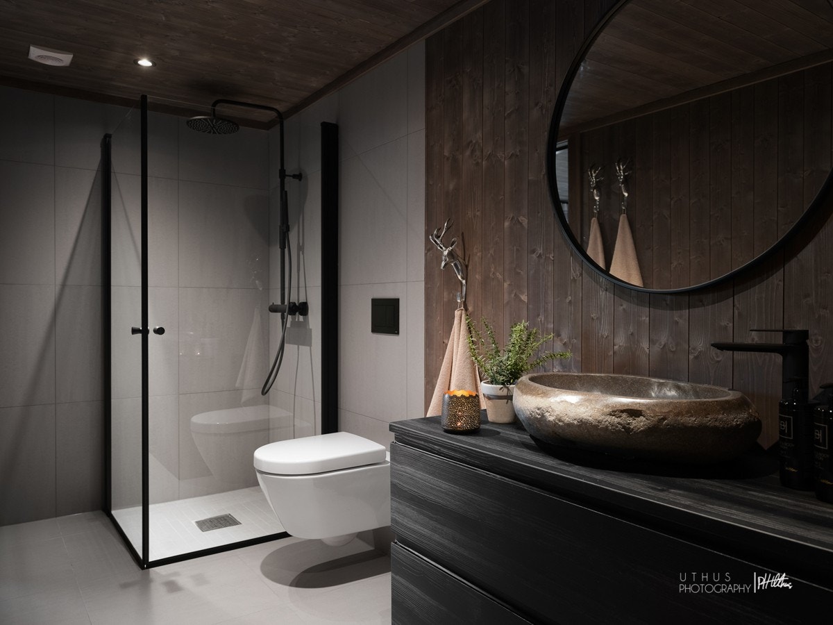 Badene skal lindre kropp og sjel for kalde vinterkropper - Fargene, belysningen og smådetaljene gir en deilig spafølelse. Smart nisje for vaskemaskin gjemmer denne bort. Galleribilde
