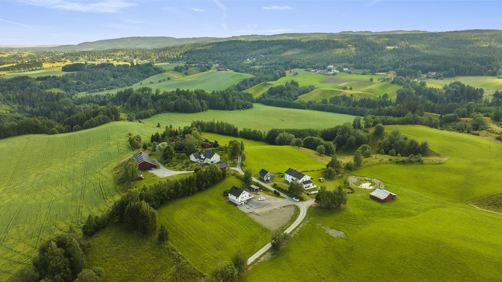 Tun bestående av Hovedhus, kårbolig og stabbur Galleribilde