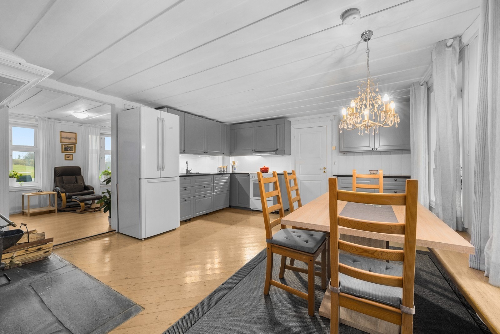 Kjøkken med god plass til spisebord Galleribilde