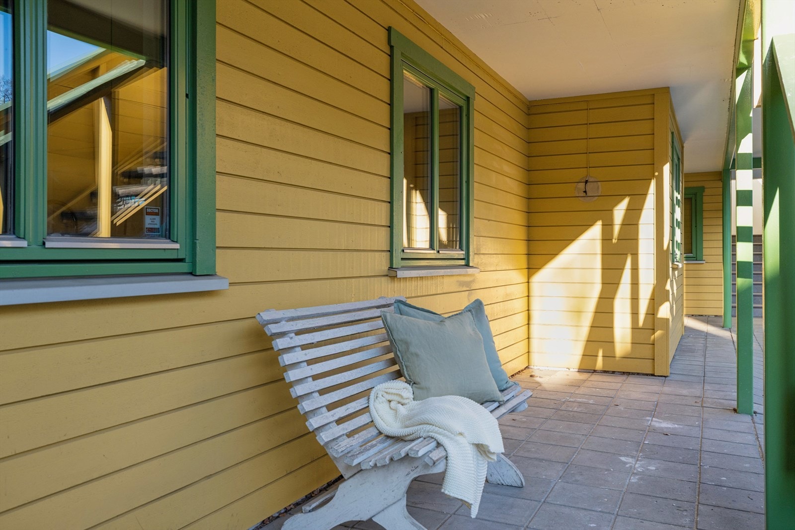 Inngang til leilighet fra bakkenivå, enkel adkomst. Hyggelig inngangsparti med terrasse, her nytes morgenkaffen! Galleribilde