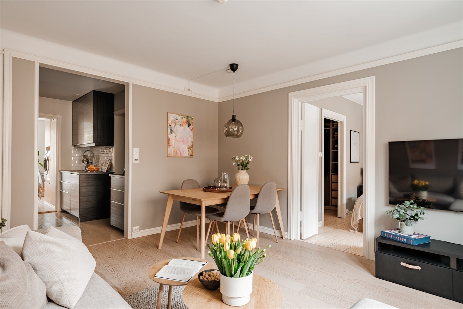 Fra stuen er det praktisk adkomst til kjøkkenet. Galleribilde