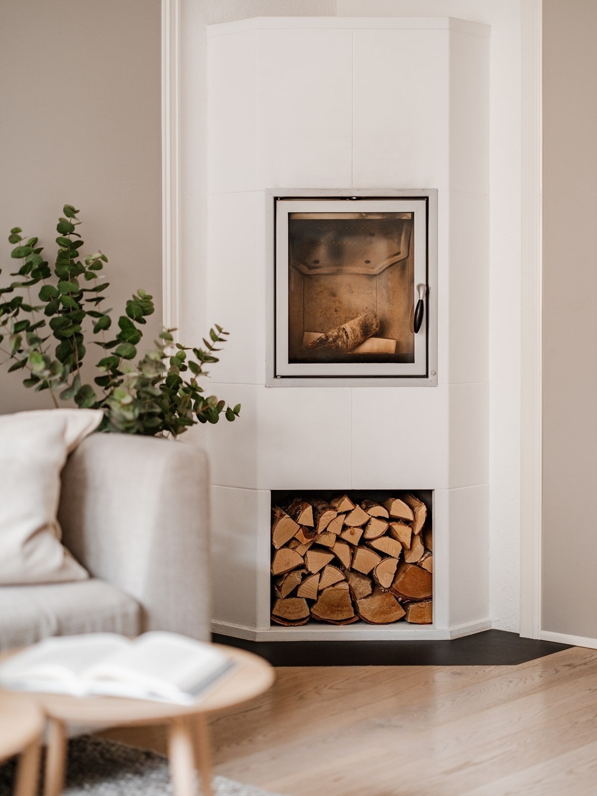 I Hjørne av stuen finner vi denne koselige vedovnen som gir ekstra varme. Galleribilde