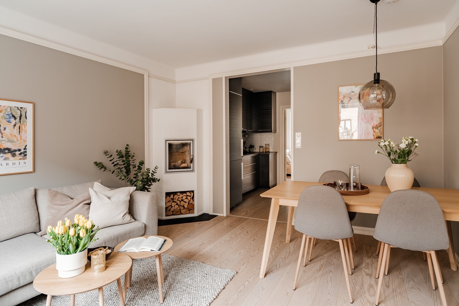 Stuen er malt i en lun og behagelig fargetone som skaper en varm atmosfære. Galleribilde