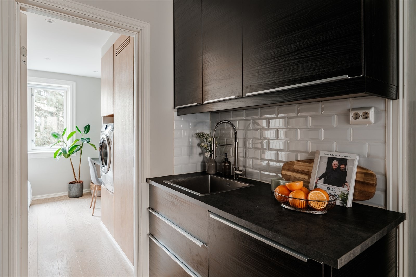 Kjøkkenet har god skap og benkeplass. Galleribilde