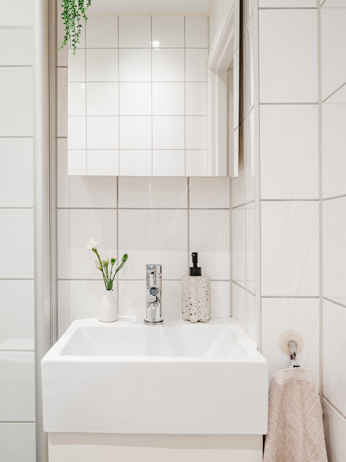 Badet består av servant, dusj med innfellbare dører og veggfestet toalett. Galleribilde