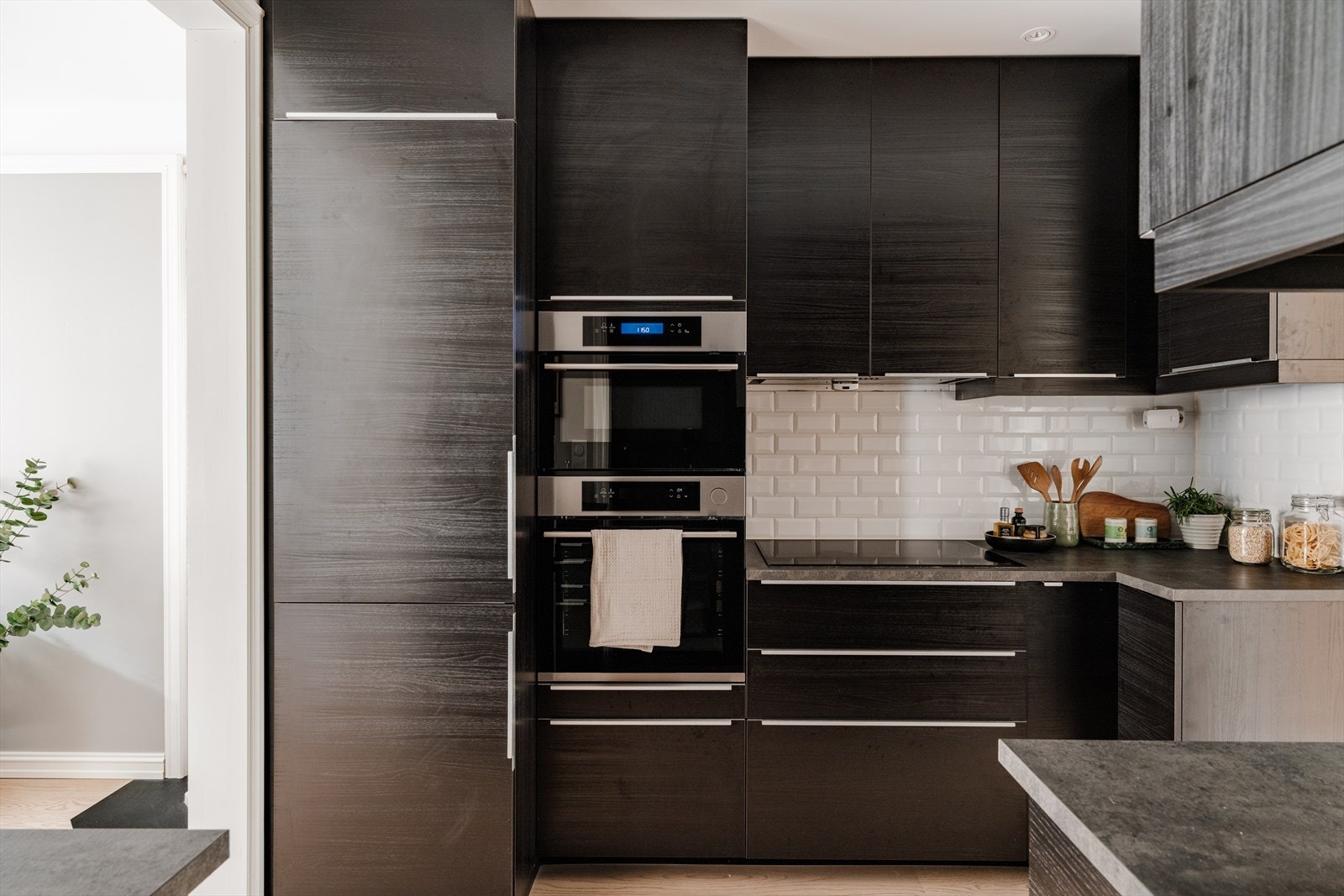 Delikat kjøkkeninnredning fra 2016 med integrerte hvitevarer. Galleribilde