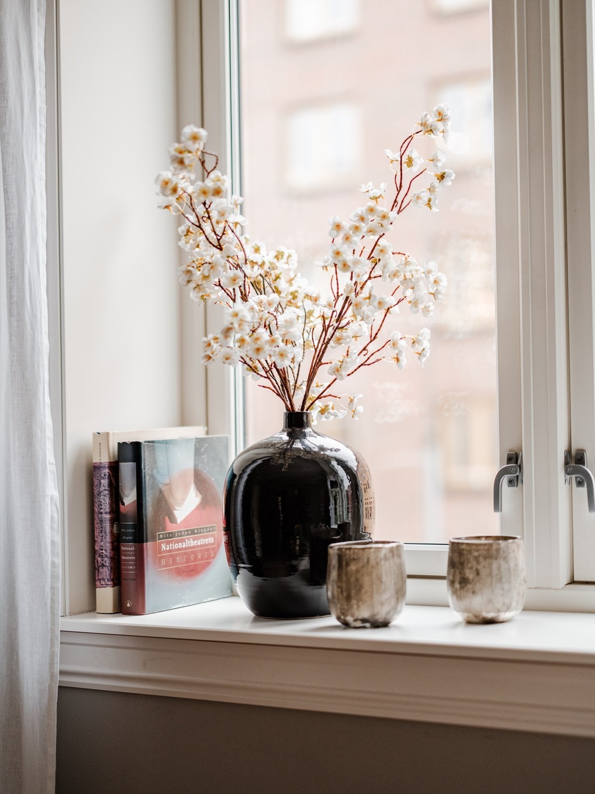 Dype klassiske vinduskarmer - perfekt for dekorasjon og blomster. Galleribilde