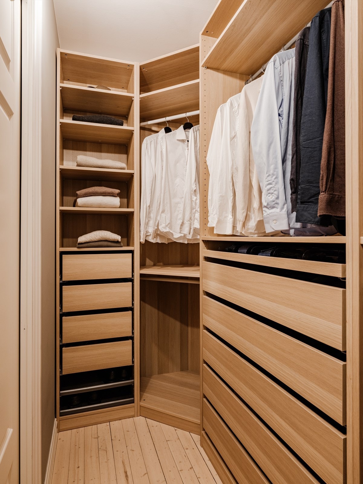 Her er det gode oppbevaringsmuligheter for klær, sko og annet ønsket utstyr. Galleribilde