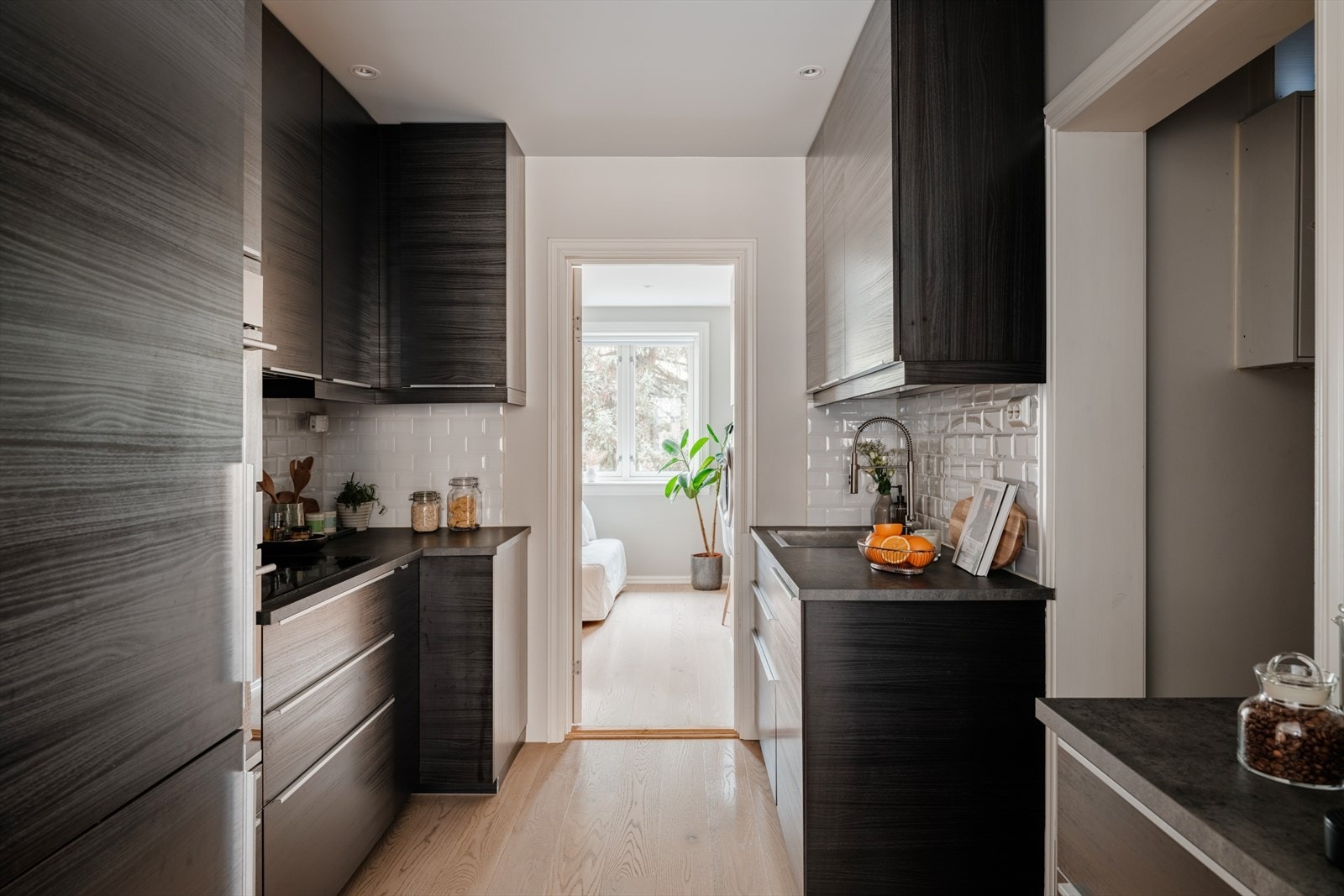 Moderne kjøkken fra 2016 med glatte fronter og laminat benkeplate. Galleribilde