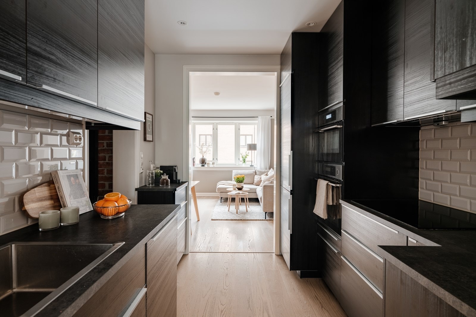 Lekker flislagt vegg over benkeskap. Galleribilde