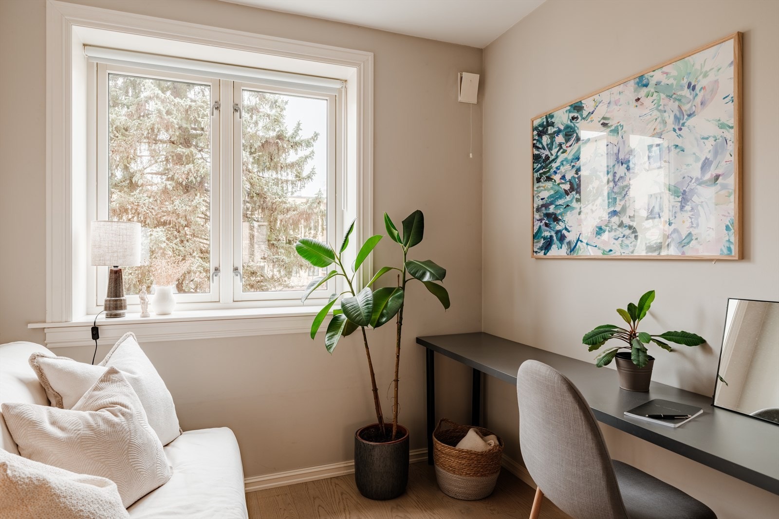 Boligens andre soverom passer fint som gjesterom, barnerom eller kontor. Galleribilde