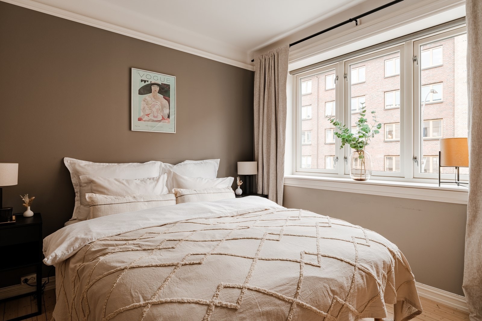 Koselig hovedsoverom med plass til dobbeltseng, nattbord og annet ønskelig møblement. Galleribilde