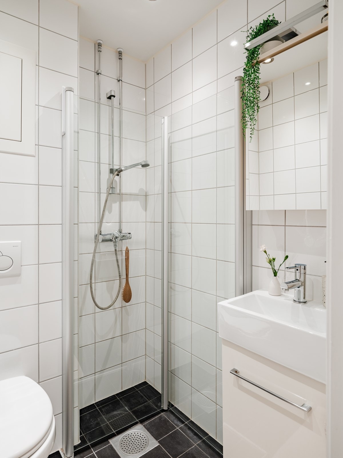 Badet er utstyrt med downlights i tak. Galleribilde