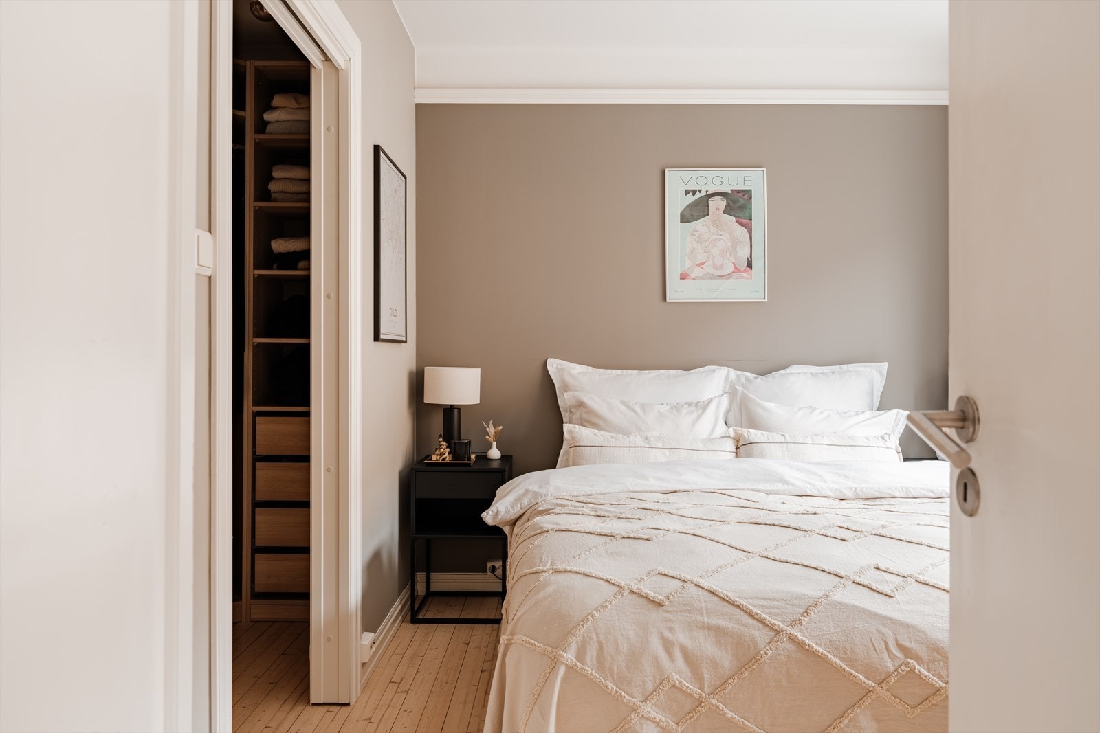 Sjarmerende originale tregulv på hovedsoverommet. Galleribilde