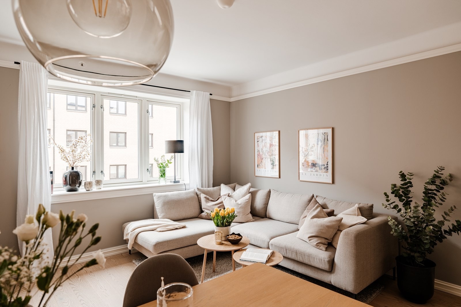 Lys stue med store vindusflater som slipper inn rikelig med dagslys. Galleribilde