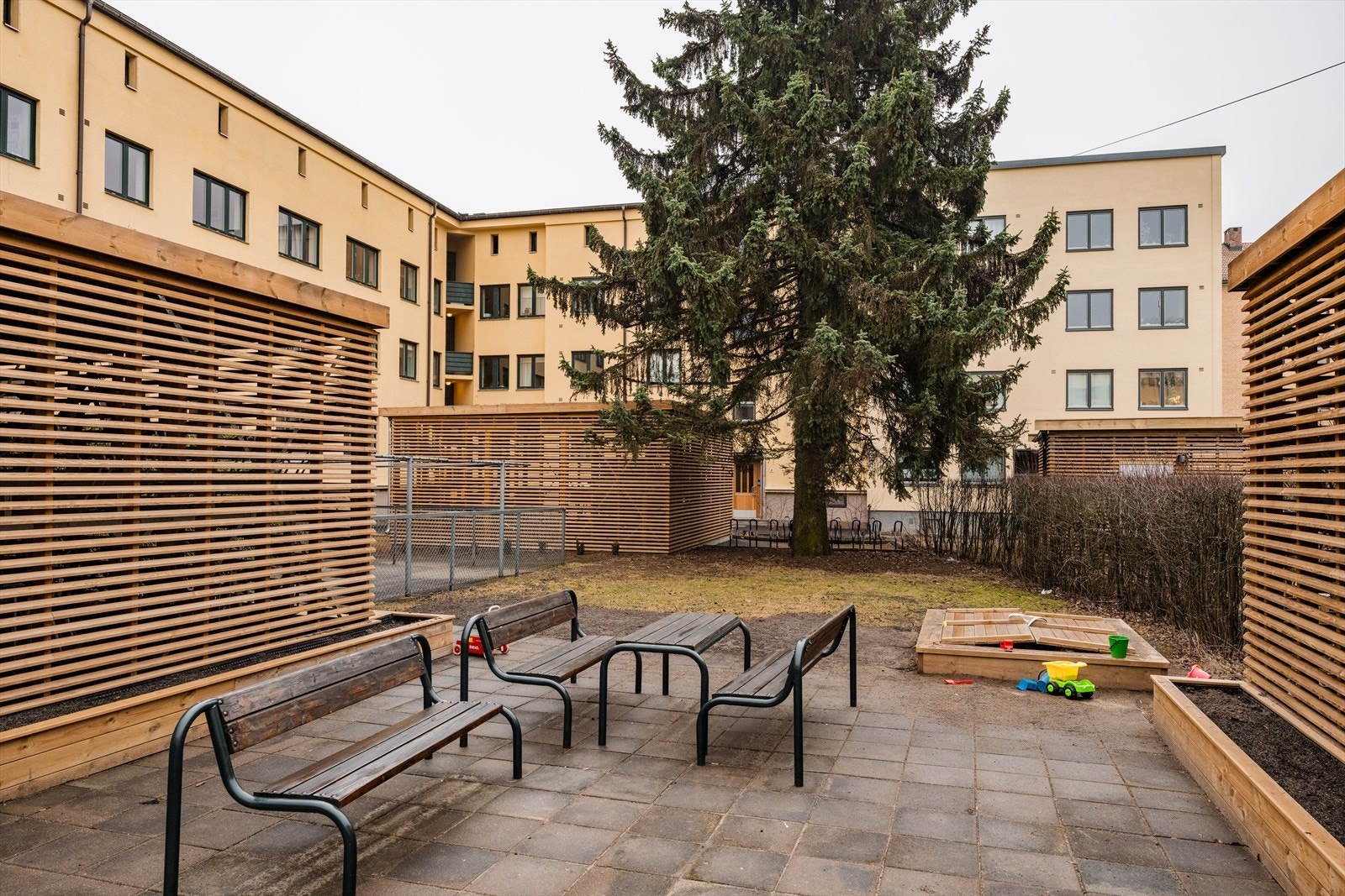 Borettslaget består av 101 leiligheter og har felles vaskekjeller, tørkeloft og sykkelskur som beboerne kan benytte seg av. Galleribilde