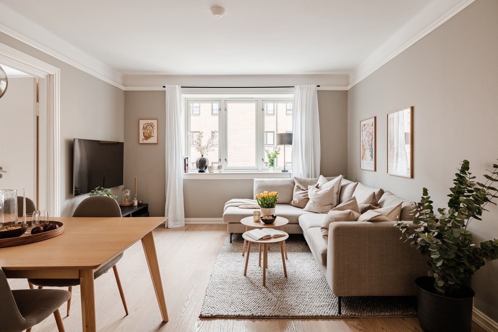 Stuen kan fint innredes med sofagruppe, TV-møblement og spisebord. Galleribilde