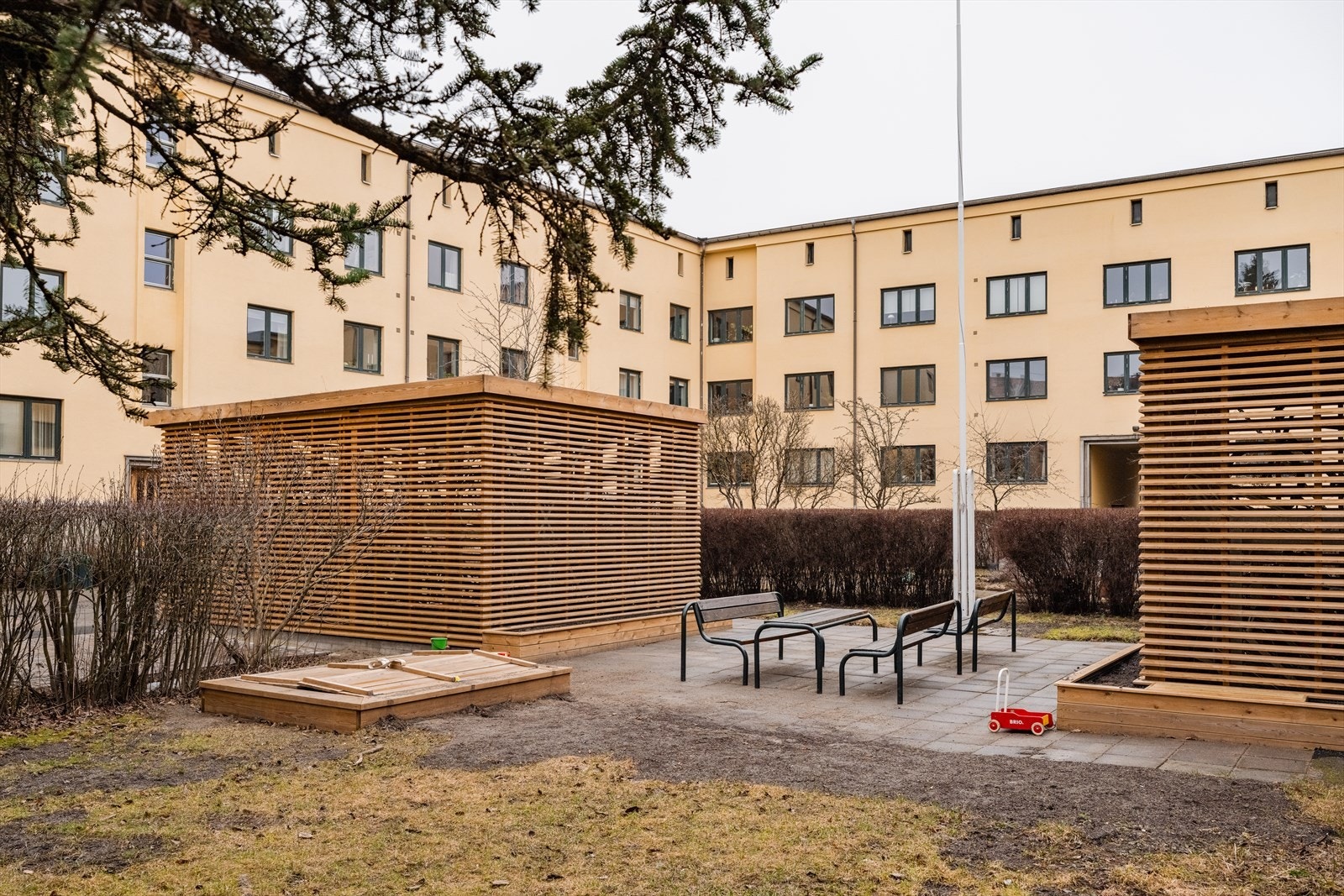 Hyggelig bakgård med sittegrupper sandkasse for de minste. Galleribilde