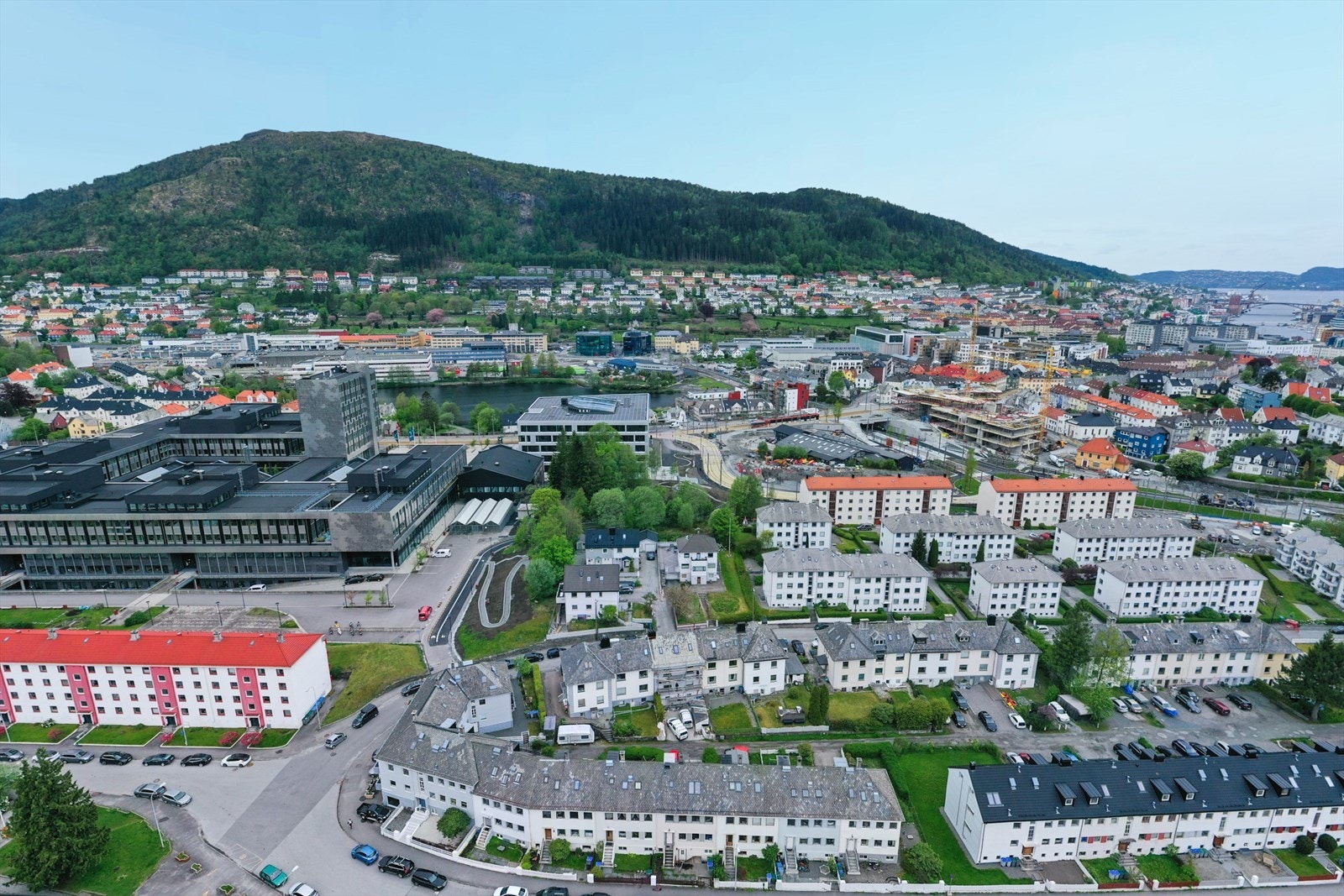 I nærområdet finner du alt du trenger i hverdagen, som Kiwi dagligvare, apotek, treningssentre og Haukelandshallen. Perfekt for studenter, med beliggenhet rett ved HVL og sykkelavstand til BI/UiB. Galleribilde