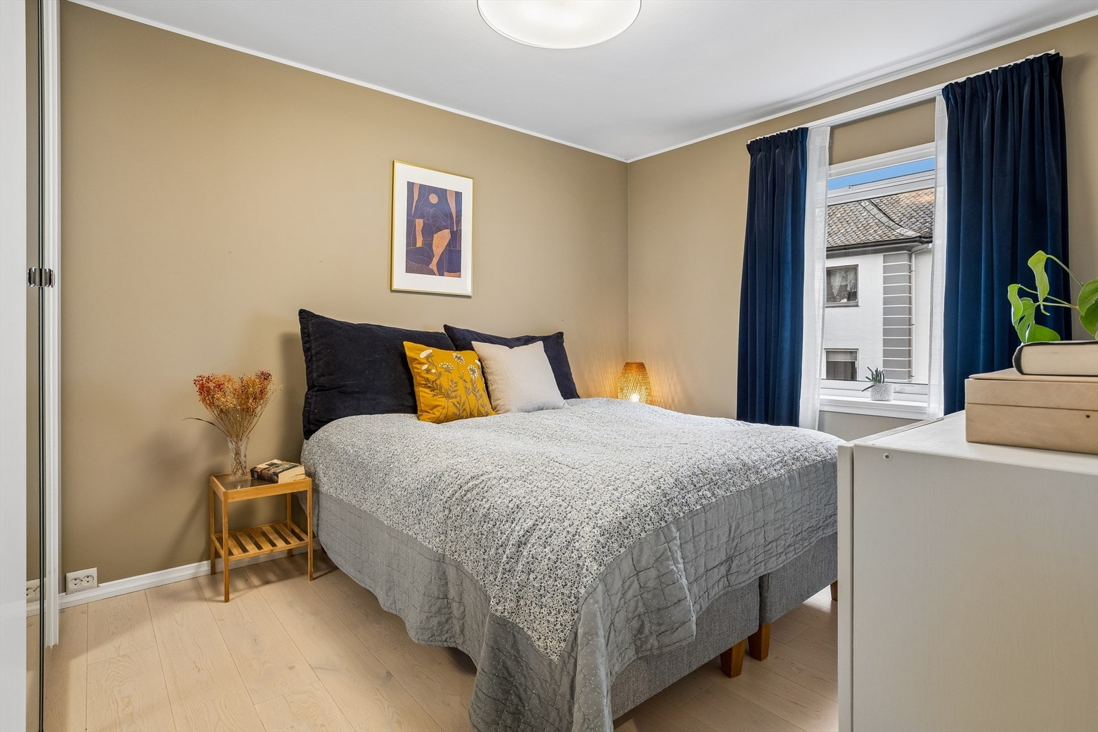 Gjennomgående for soverommene er parkett på gulv og malte veggflater. Galleribilde