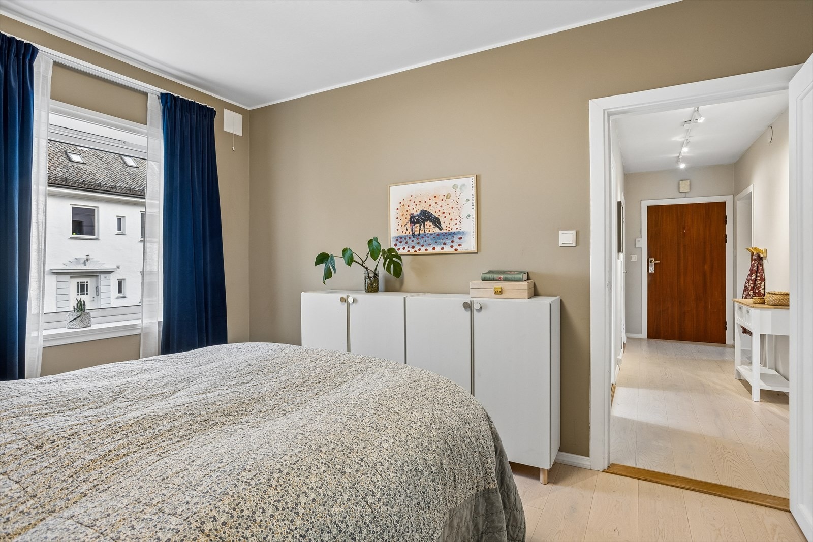 Fra hovedsoverommet ser man ut mot gangen, som binder rommene i leiligheten sammen. Galleribilde