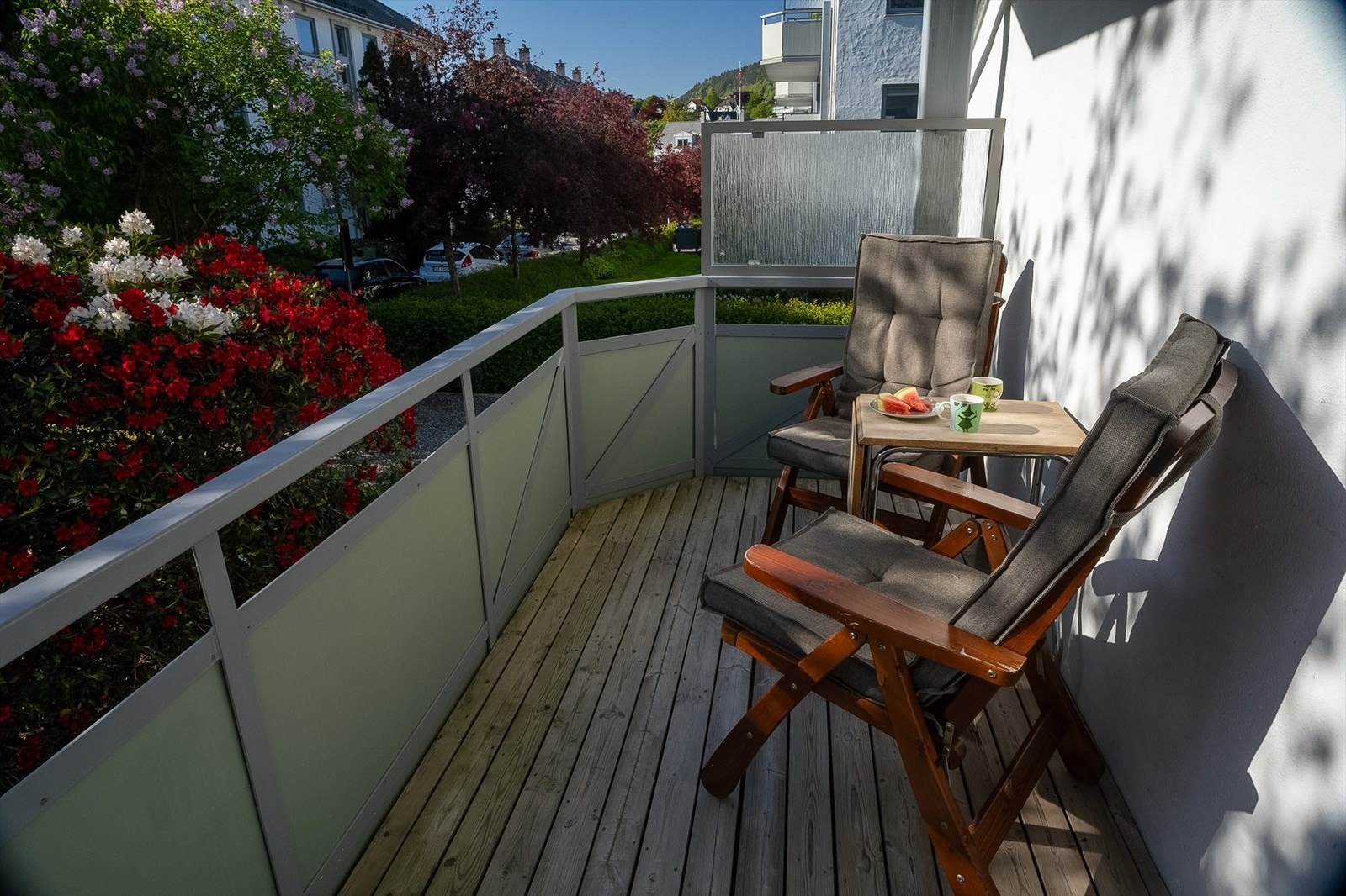 Fra stuen er det utgang til en overbygget, vestvendt altan på 9 m². Her er det god plass til en sittegruppe. På sommerstid blomstrer det og altanen er skjermet fra forbipasserende. Bildet er tatt av selger Galleribilde