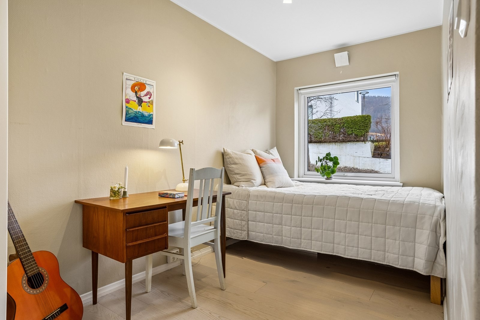 Det andre soverommet er på 8,6 m² og egner seg godt som barnerom, gjesterom eller kontor. Rommet har plass til både seng, garderobeskap og en arbeidsplass. Galleribilde