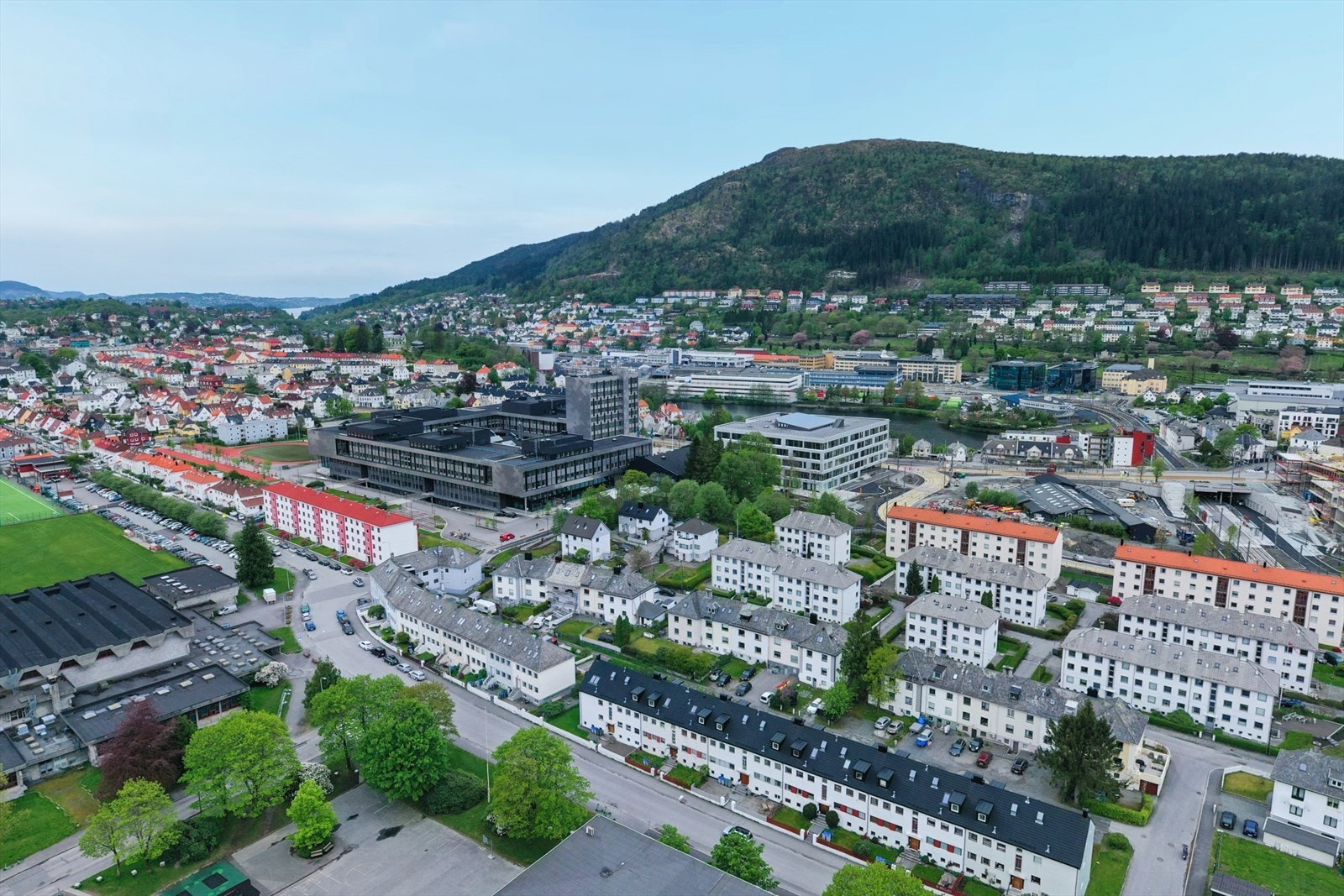 Med kun fem minutters gange til Kronstad bybanestopp (linje 1 og 2) er det effektiv kommunikasjon til sentrum og andre bydeler. Det er også gang- og sykkelvei mellom Fyllingsdalen og Bergen sentrum, på ca. 8 km. Galleribilde