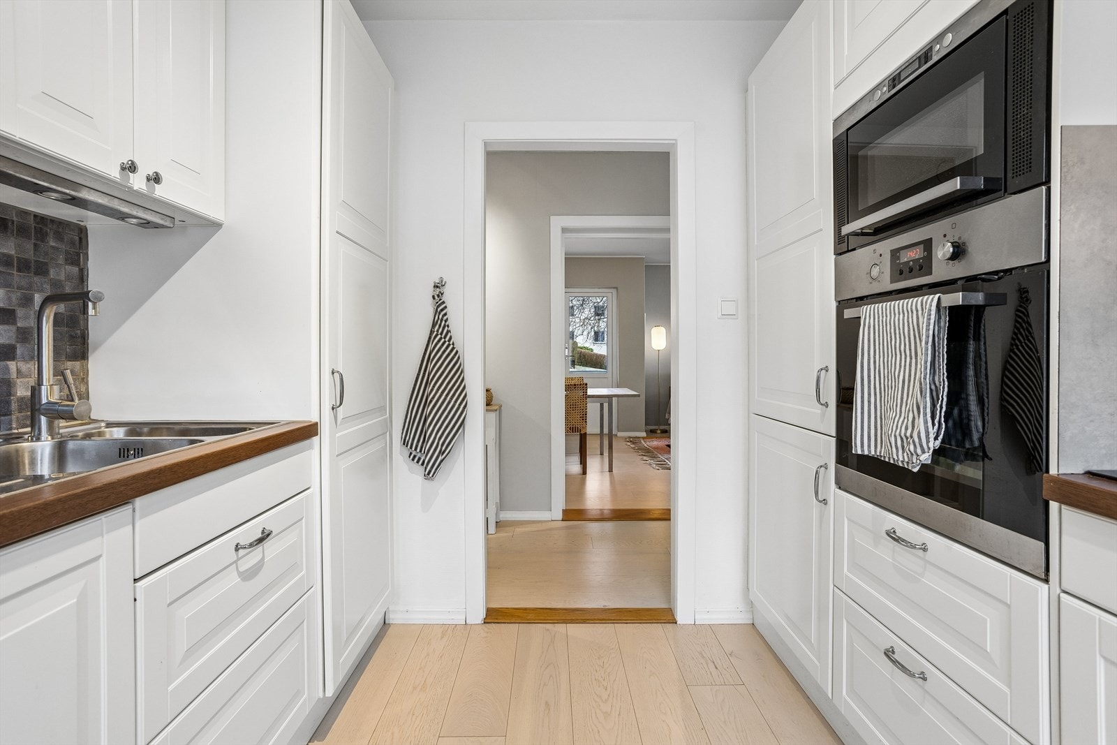 Fra kjøkkenet er det enkel adkomst videre inn mot spiseplassen og stuen. Galleribilde