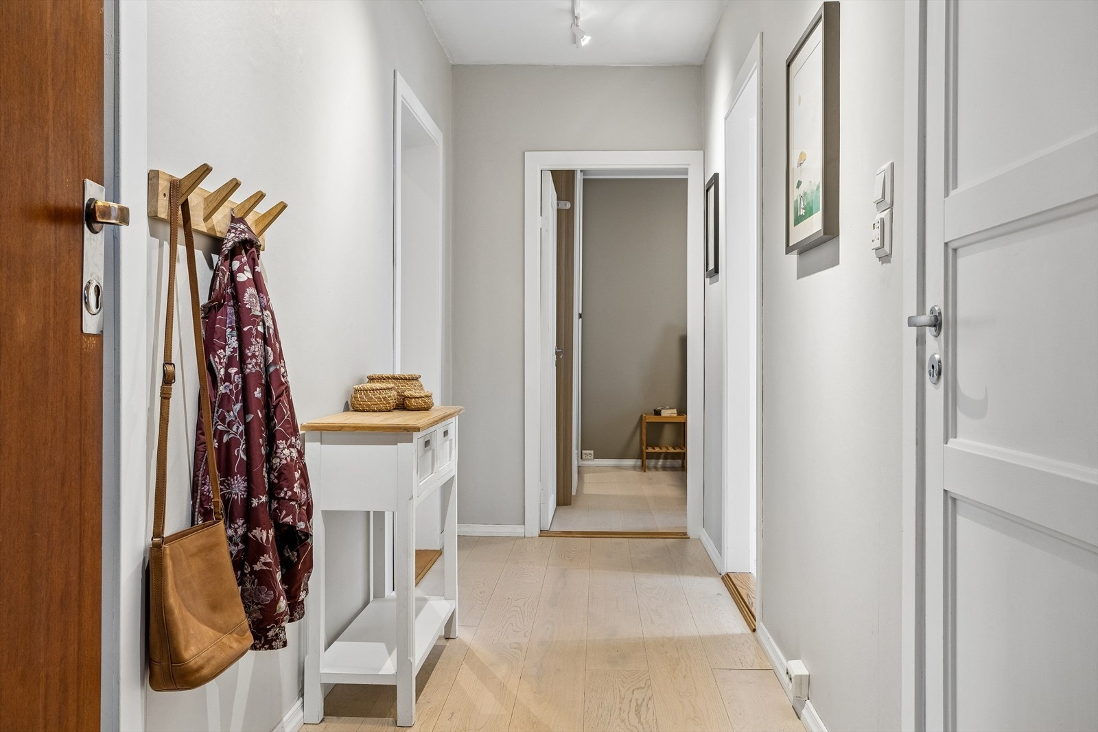 Svært romslig gang med plass til å henge fra seg Galleribilde
