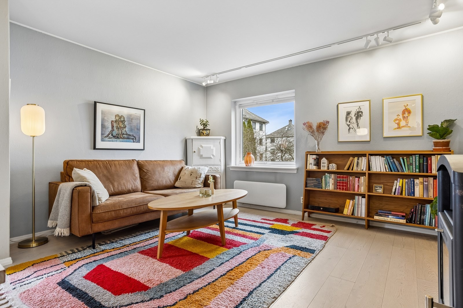 Stuen kan lett innredes med både sitte- og spisegruppe. Store vinduer som godt med lys. Pent, moderne gulv og behagelige farger på overflater Galleribilde