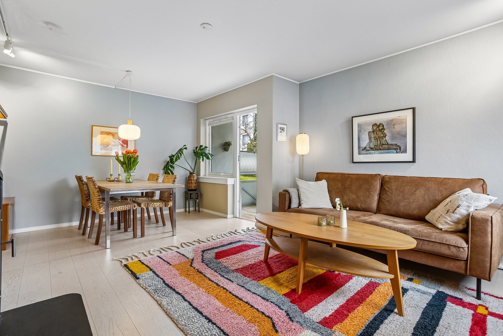 Lys og romslig stue! Det er god plass til spisebord i tilknytning til stuen, med direkte utgang til altanen. Galleribilde